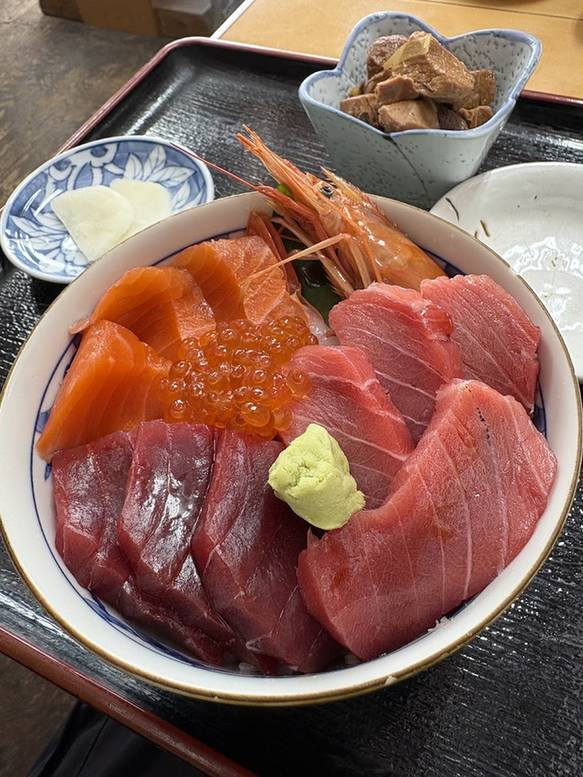まぐろ、サーモン、いくら、エビをのせた海鮮丼