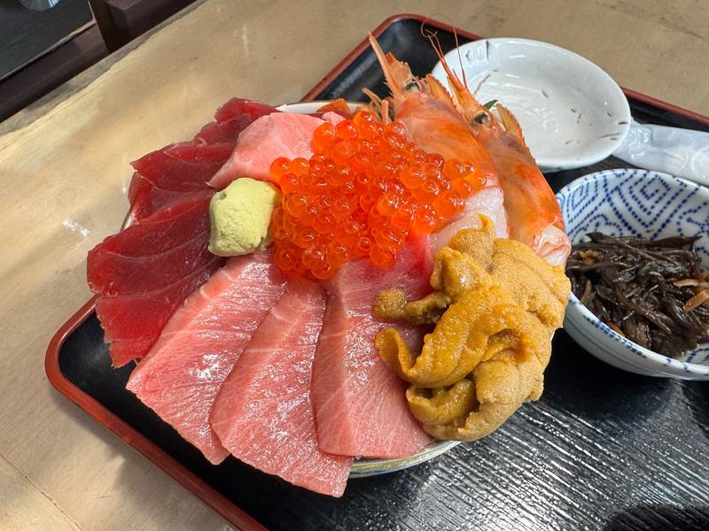 まぐろ、いくら、ウニ、エビが器からあふれる日替わり海鮮丼